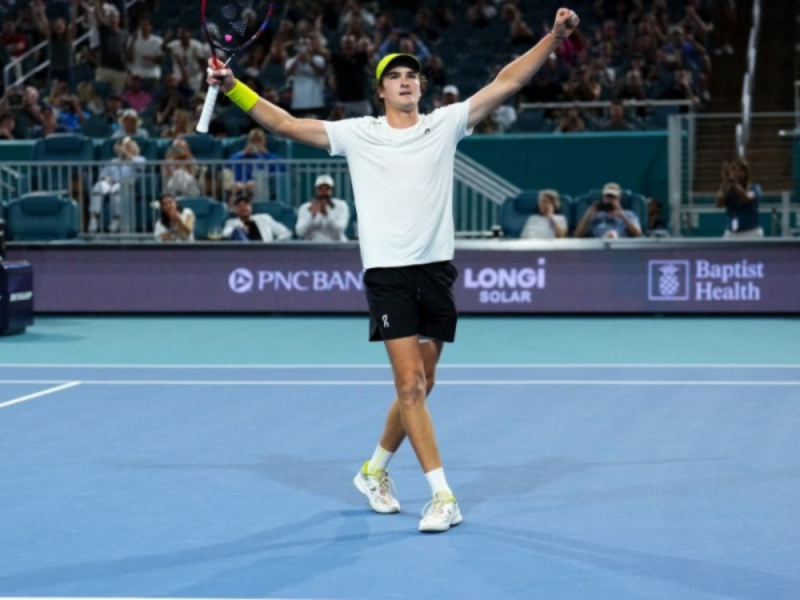João Fonseca jogando tênis no Masters de Miami, executando um forehand com foco e determinação.