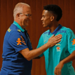 Fernando Diniz observando treino da Seleção Brasileira na Granja Comary.