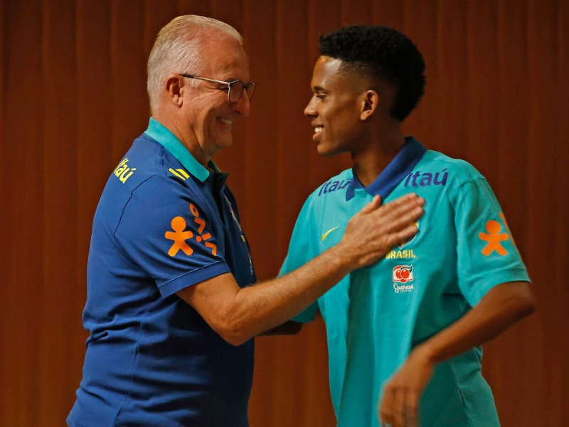 Fernando Diniz observando treino da Seleção Brasileira na Granja Comary.