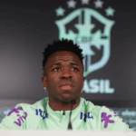 Vinícius Júnior com a camisa da seleção brasileira, expressando apoio e combatendo o racismo.