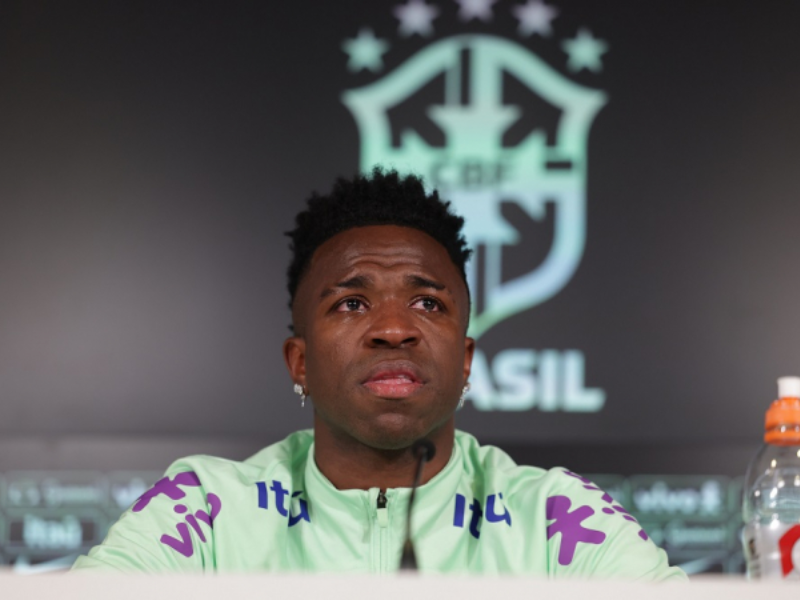 Vinícius Júnior com a camisa da seleção brasileira, expressando apoio e combatendo o racismo.