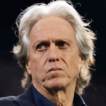 Retrato de Jorge Jesus no estádio do Al-Hilal, mostrando sua determinação.