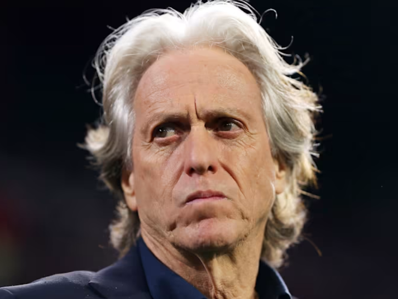 Retrato de Jorge Jesus no estádio do Al-Hilal, mostrando sua determinação.