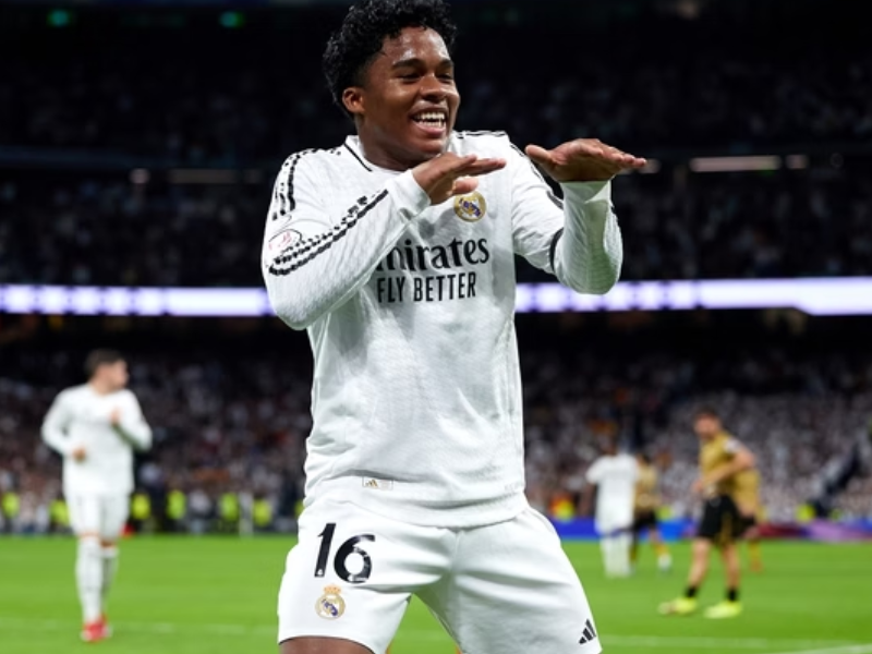Endrick comemora gol da vitória do Real Madrid contra a Real Sociedad.
