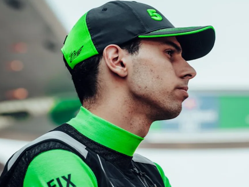 Gabriel Bortoleto no cockpit, pronto para correr em Suzuka.