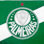 Torcida do Palmeiras celebrando em estádio iluminado, com camisas e bandeiras.