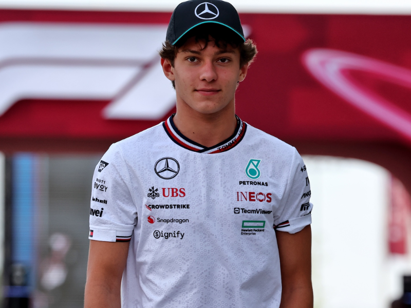 Andrea Kimi Antonelli no cockpit de um carro de Fórmula 1 da Mercedes, com um olhar focado e determinado.