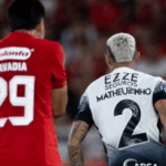 Tigela de morangos frescos com detalhes ultrarrealistas em mesa de madeira.