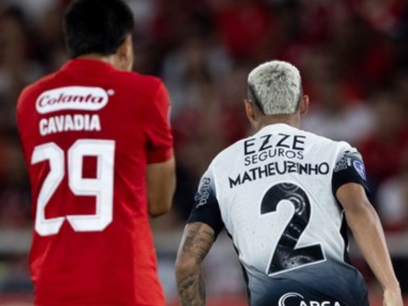 Tigela de morangos frescos com detalhes ultrarrealistas em mesa de madeira.