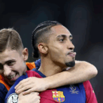 Raphinha treinando com a camisa do Barcelona.