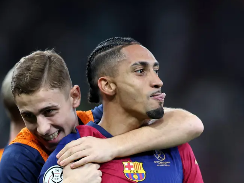 Raphinha treinando com a camisa do Barcelona.