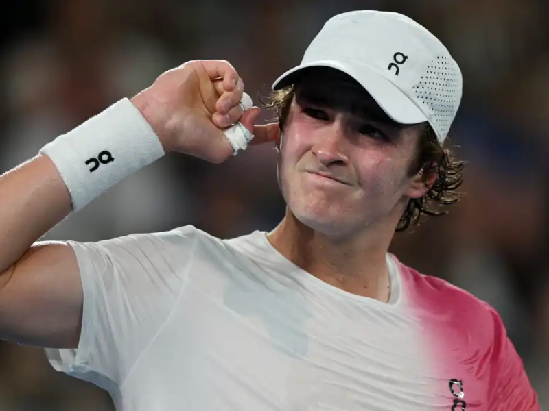 João Fonseca treinando forehand em quadra de saibro.