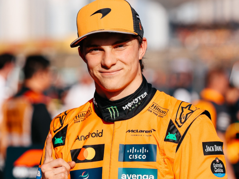 Oscar Piastri no pódio do GP do Bahrein segurando o troféu.