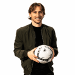 Luka Modrić e Tom Gorringe apertam as mãos após a assinatura do contrato com o Swansea City.