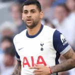 Retrato de um jogador de futebol durante entrevista, destacando sua ambição de jogar na Espanha.