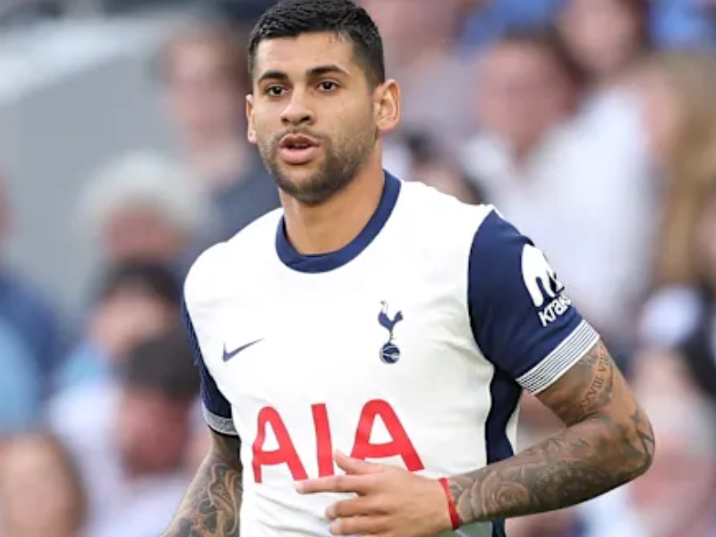 Retrato de um jogador de futebol durante entrevista, destacando sua ambição de jogar na Espanha.