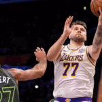 Luka Doncic em close-up durante um jogo dos playoffs da NBA.