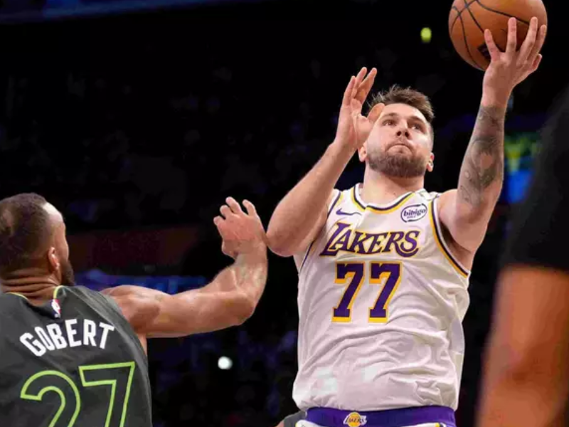 Luka Doncic em close-up durante um jogo dos playoffs da NBA.
