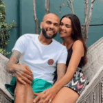 Joana Sanz segurando seu filho recém-nascido em um abraço terno.