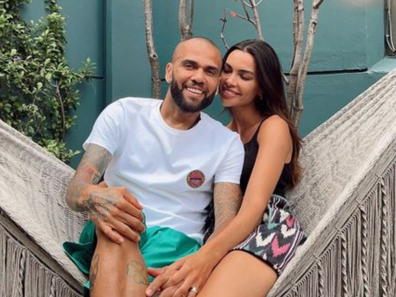 Joana Sanz segurando seu filho recém-nascido em um abraço terno.