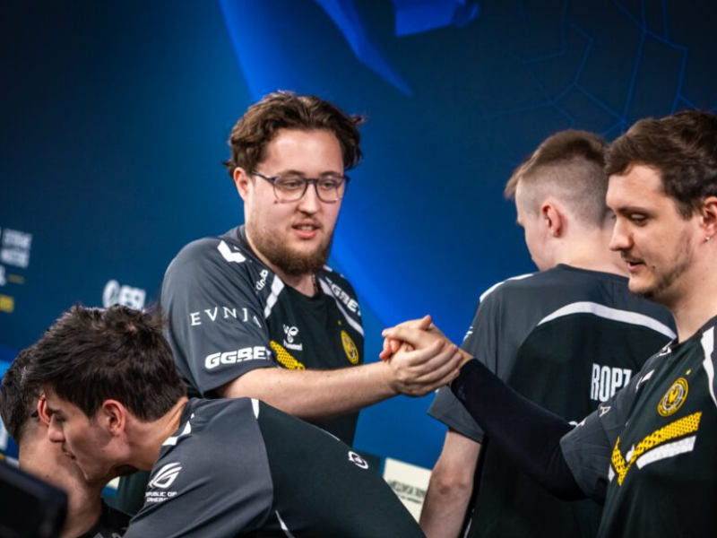 Imagem ultrarrealista dos playoffs da IEM Melbourne 2025 com jogadores e fãs.