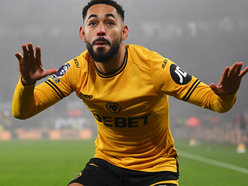 Matheus Cunha e João Pedro em campo durante um jogo da Premier League.
