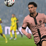 Vitinha do PSG celebra seu gol decisivo contra o Nantes.