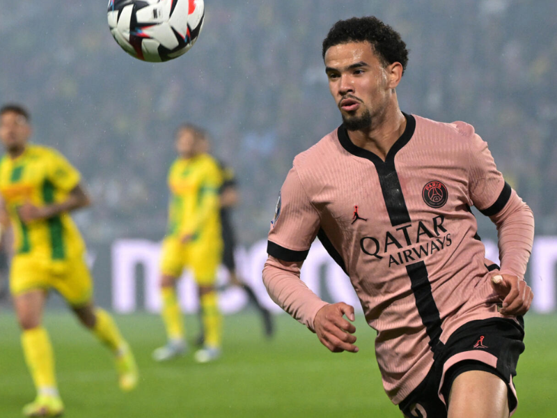 Vitinha do PSG celebra seu gol decisivo contra o Nantes.