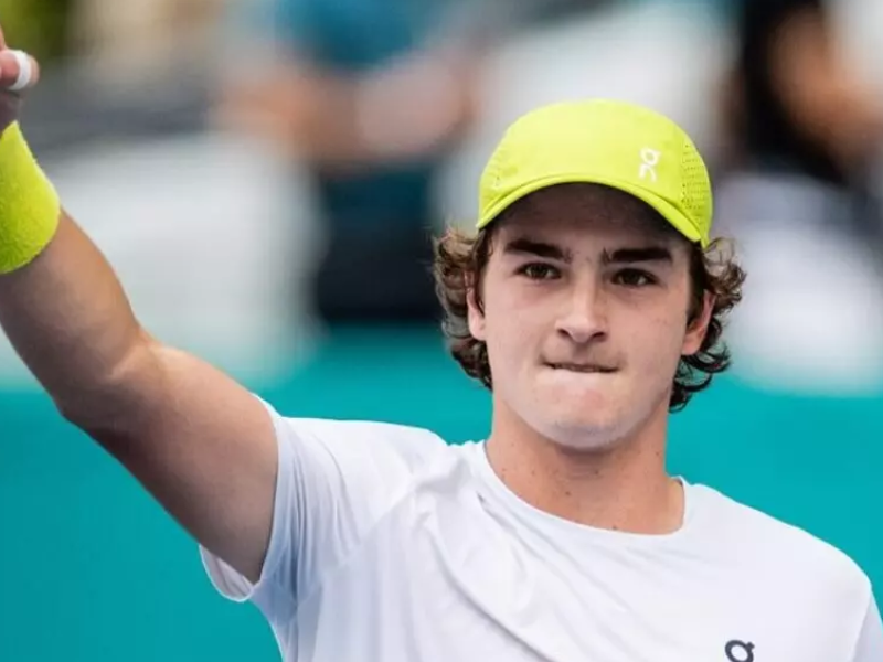 João Fonseca jogando tênis no Madrid Open.