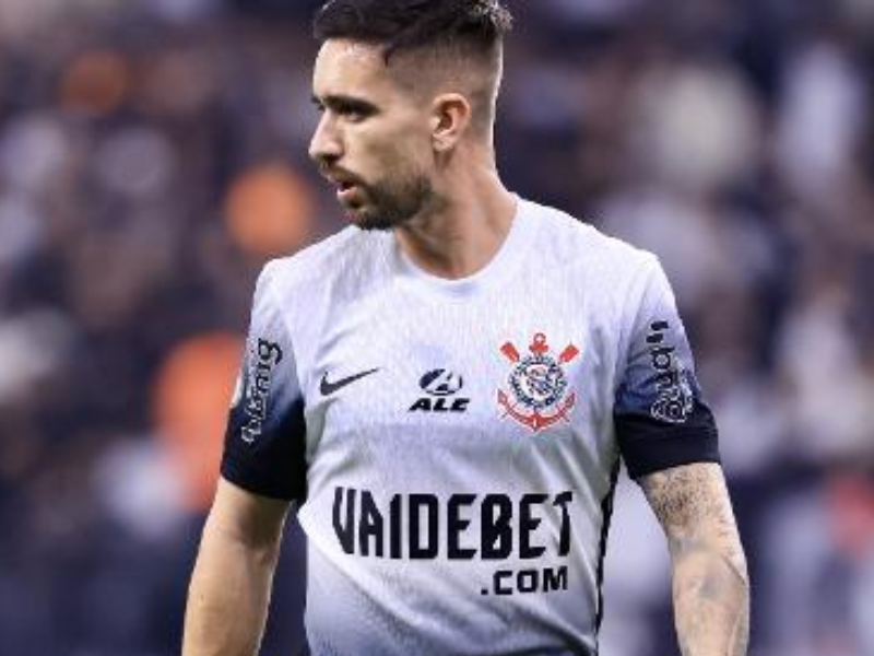 Igor Coronado treinando intensamente com o uniforme do Corinthians.