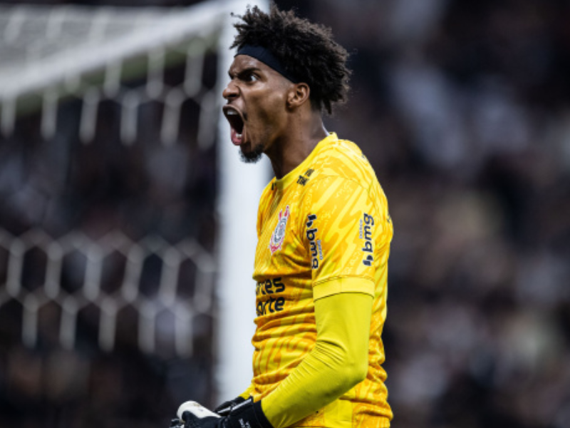 Goleiro Hugo Souza indignado no campo após expulsão de companheiro.