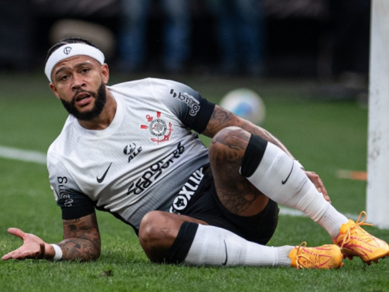 Memphis Depay, do Corinthians, demonstrando dor após sofrer lesão durante partida no Maracanã.