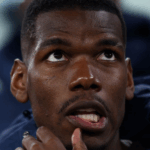 Retrato ultrarrealista de Paul Pogba em um campo de futebol, capturando sua determinação.