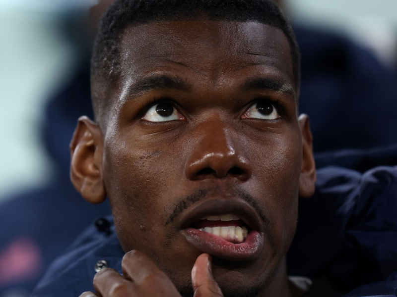 Retrato ultrarrealista de Paul Pogba em um campo de futebol, capturando sua determinação.
