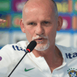 Foto de Taffarel em escritório com olhar pensativo e preocupado.