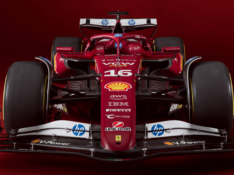 Charles Leclerc e Lewis Hamilton apresentam o carro da Ferrari com pintura especial no GP de Miami 2025.
