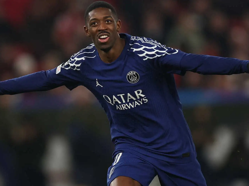 Jogadores do PSG e Arsenal disputando a bola durante um jogo acirrado da Liga dos Campeões.