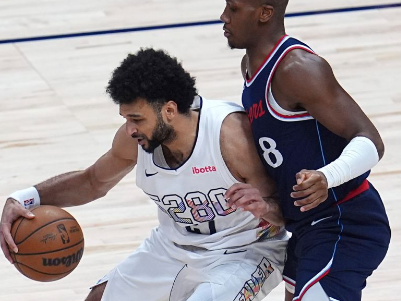 Jamal Murray arremessando durante um jogo de playoffs da NBA pelo Denver Nuggets.