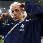 Imagem da diretoria do Al Hilal reunida em uma sala de reuniões.