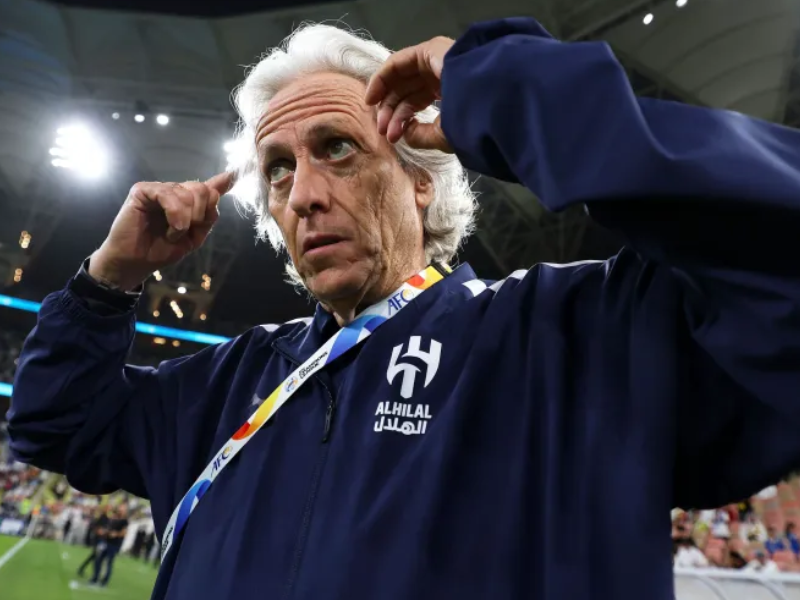 Imagem da diretoria do Al Hilal reunida em uma sala de reuniões.