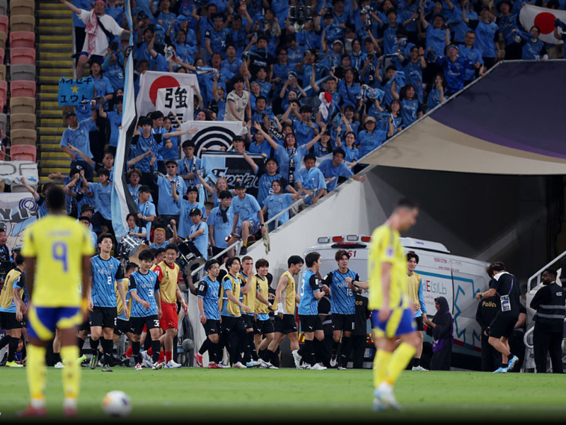 Jogadores do Kawasaki Frontale comemorando a vitória sobre o Al Nassr na Champions Asiática.