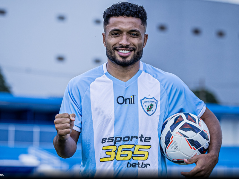 Jogador Cédric vestindo a camisa do Londrina em um estádio.