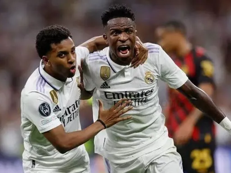 Jogadores representando Inglaterra e Brasil em um campo de futebol, destacando o valor de mercado das seleções.