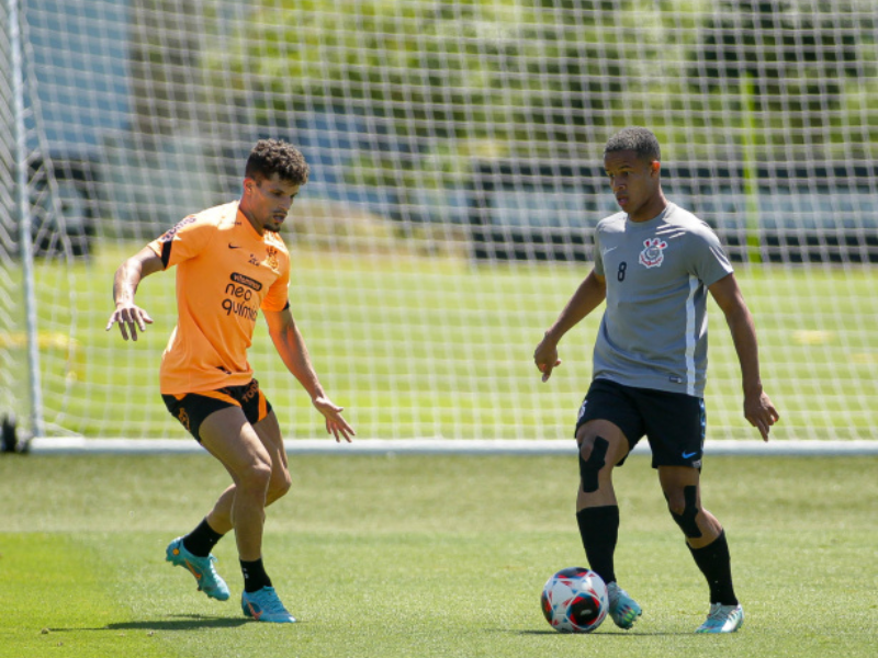 Jovens jogadores do Corinthians treinam com o time profissional.