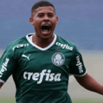 Jovem jogador de futebol Gilberto do Palmeiras correndo no campo.