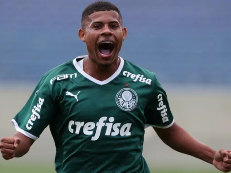 Jovem jogador de futebol Gilberto do Palmeiras correndo no campo.