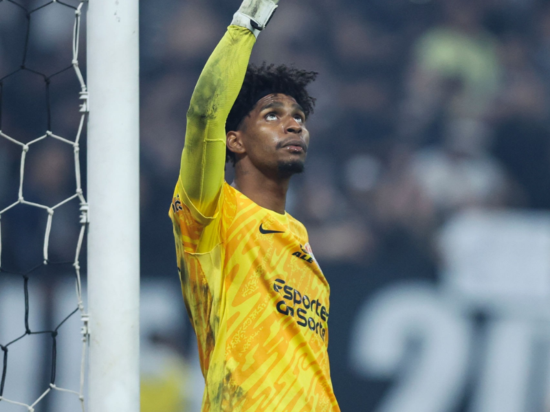 Carlos Miguel, goleiro do Corinthians, defendendo o gol em jogo no estádio Neo Química Arena.