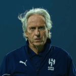 Jorge Jesus à beira do campo, com uma expressão focada.