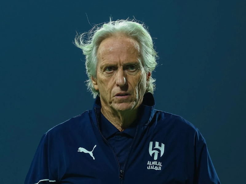 Jorge Jesus à beira do campo, com uma expressão focada.