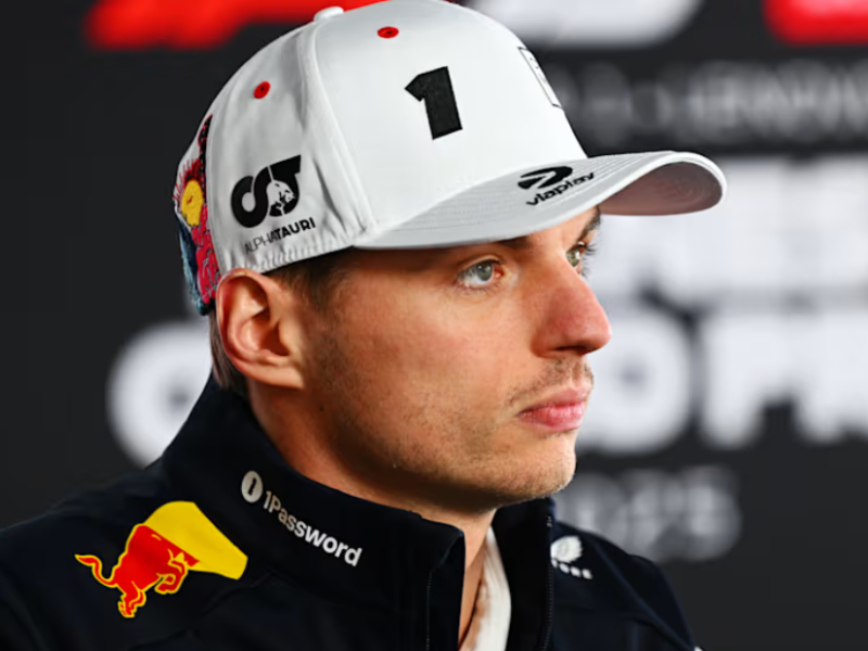 Foto de Max Verstappen em entrevista, defendendo Liam Lawson.